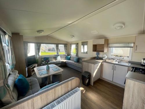 Newquay Bay Resortにある170 Newquay Bay Resortのリビングルーム、キッチン付き