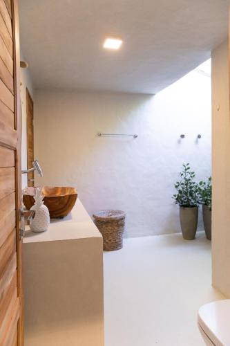a bathroom with a wooden bowl on a counter at KANAHA BEACH VILLA in Icaraí