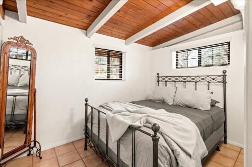 Schlafzimmer mit einem Bett und einem Spiegel in der Unterkunft Creekside Retreat 47 home in Sedona