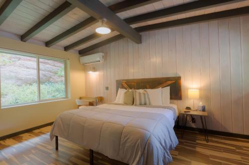 een slaapkamer met een groot bed en een raam bij Destination Oak Creek 8 apts in Sedona