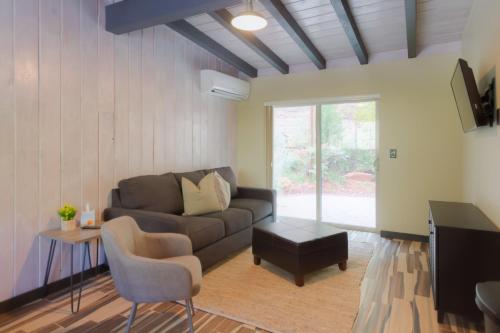 een woonkamer met een bank en een tafel bij Destination Oak Creek 8 apts in Sedona