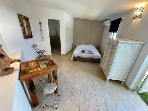 Ένα ή περισσότερα κρεβάτια σε δωμάτιο στο Villa Bourbon de charme