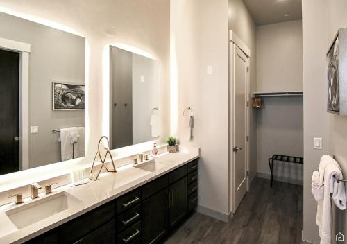 A bathroom at Luxury Condo and Heated Pool