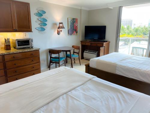 Breezy Luana Waikiki condo_2