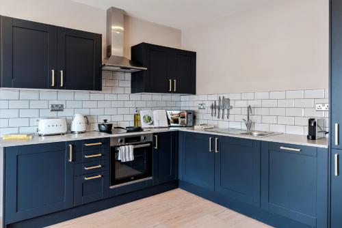 A kitchen or kitchenette at Shepherds Bush - Your Apartment