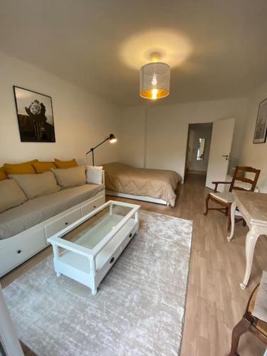 un salon avec un canapé et une table dans l'établissement Joli studio calme et central, à Cannes