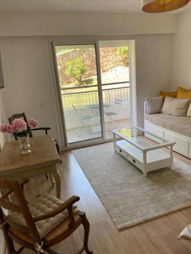 un salon avec un canapé et une table basse dans l'établissement Joli studio calme et central, à Cannes