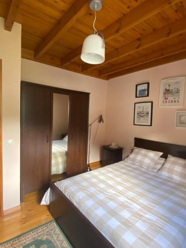 1 dormitorio con cama y techo de madera en CASA LUISA Biedes, Piloña en Infiesto