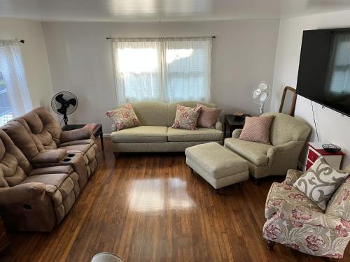 sala de estar con 2 sofás y TV en Water Front Oasis home, en Norfolk