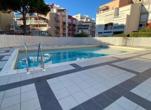 - une piscine en face de certains bâtiments dans l'établissement studio pour 4 personnes proche du port et des plages, au Cap d'Agde