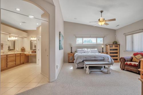 1 dormitorio grande con 1 cama y baño en Prescott Luxury Home near Golf Course and Airport home, en Prescott Valley