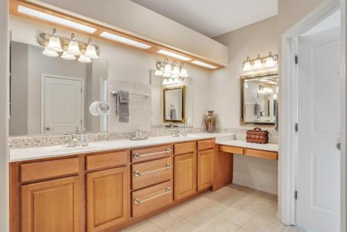baño con 2 lavabos y espejo grande en Prescott Luxury Home near Golf Course and Airport home, en Prescott Valley