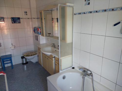 a bathroom with a bath tub and a sink at Monteurzimmer bei der Gärtnerei in Grünendeich