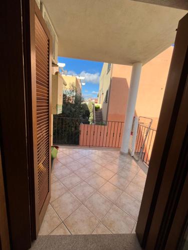 - une vue depuis une porte ouverte sur un patio dans l'établissement Appartamento bilocale 4 posti Olbia Codice IUN R3972, à Olbia