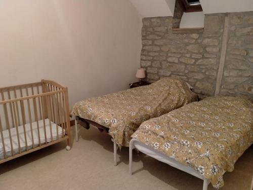 - une chambre avec 2 lits et un lit bébé dans l'établissement Penty lothea, à Quimperlé