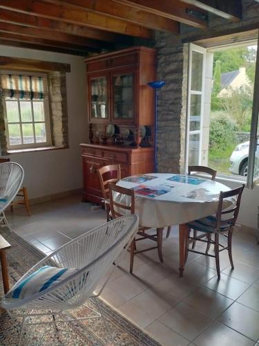 une salle à manger avec une table et des chaises dans l'établissement Penty lothea, à Quimperlé