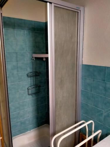 une salle de bain avec douche aux carreaux bleus dans l'établissement Penty lothea, à Quimperlé