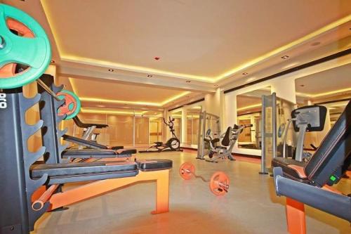 - une salle de sport avec des équipements d'exercice dans l'établissement 2+1apartment, à Esenyurt