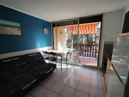 Appt bord de mer deux chambres, clim, parking, piscine