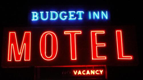 un primer plano de un letrero de neón que dice buffet en meel en Budget Inn Mojave, en Mojave