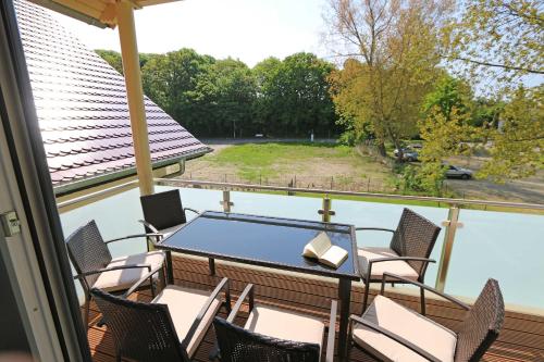 ティースゾーにあるHaus Sterntaucher-Ferienwohnung Abendsonneの水辺の景色を望むバルコニー(テーブル、椅子付)