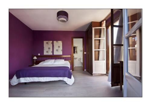 A bed or beds in a room at Hotel Rural en Escalante Las Solanas