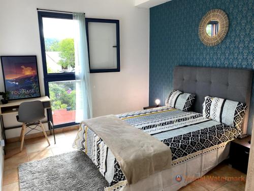 sypialnia z łóżkiem i telewizorem w obiekcie Charmant T2 - Moufia Sainte-Clotilde vue Mer & Montagne w mieście Saint-Denis