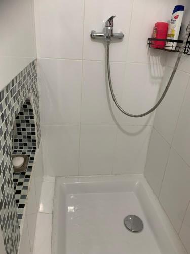 y baño con ducha y bañera. en Chambre privée avec partage des espaces communs en Créteil