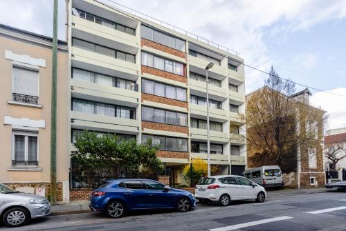 ein blaues Auto, das vor einem Gebäude parkt in der Unterkunft Joli studio entre Paris et Disneyland in Villemomble