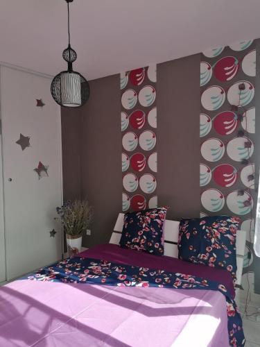 een slaapkamer met een bed met een muur met kopjes bij Chambre au coeur de la Sologne in Romorantin