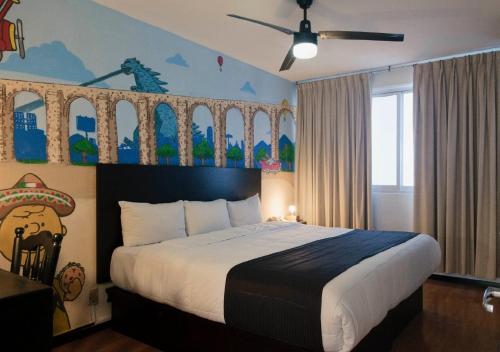 een slaapkamer met een bed met een schilderij aan de muur bij Hi Hotel Impala Queretaro in Querétaro