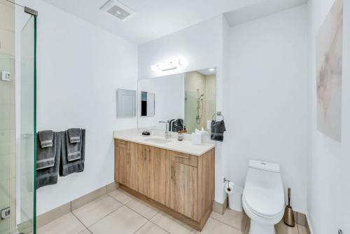 La salle de bains est pourvue de toilettes, d'un lavabo et d'une douche. dans l'établissement Lilly at Aviara Lake Worth, à Lake Worth