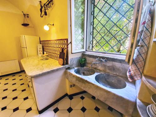 Villa De Benedetti في سارزانا: حمام مغسلتين ونافذة