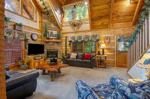 a living room with couches and a television in a cabin at Smokies Sanctuary in Hatchertown