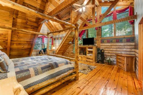- une chambre avec un lit dans une cabane en rondins dans l'établissement Smokies Sanctuary, à Hatchertown