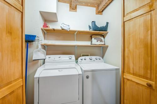 a small laundry room with a washer and dryer at Smokies Sanctuary in Hatchertown