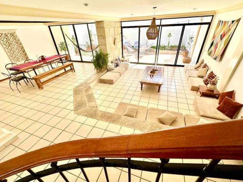 uma grande sala de estar com um sofá e uma mesa em Casa Ritual em Oaxaca City