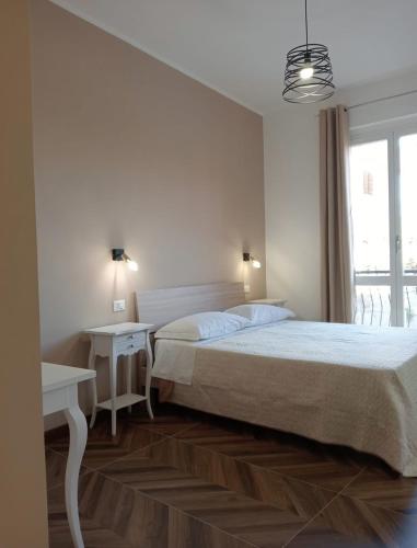 科里利亞諾卡拉布羅的住宿－FRABORGO，白色的卧室设有床和窗户