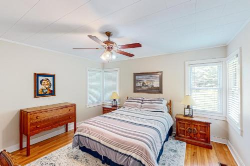- une chambre avec un lit et un ventilateur de plafond dans l'établissement The Farmhouse, à Weaverville