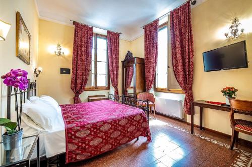 um quarto de hotel com uma cama e uma televisão em Soggiorno Campos em Florença