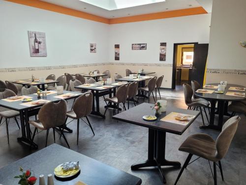 a dining room filled with tables and chairs at Hotel Schweizer Hof in Halle an der Saale