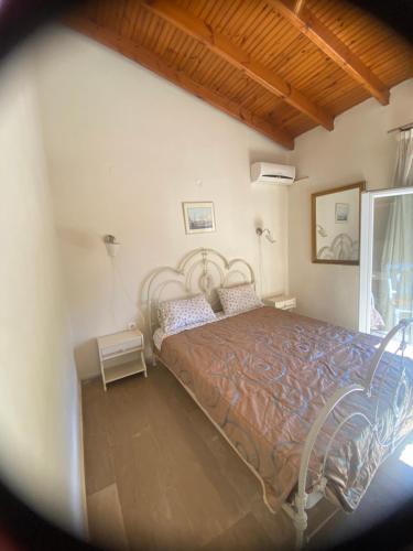 ein Schlafzimmer mit einem großen Bett in einem Zimmer in der Unterkunft Charieta n.8 in Áno Korakiána