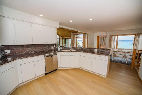 Dapur atau dapur kecil di Crystal Lake Hillside with Private Sandy Beach