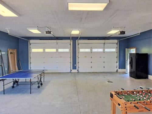 Kemudahan pingpong di Crystal Lake Hillside with Private Sandy Beach atau berdekatan