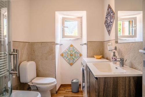 ein Bad mit einem WC und einem Waschbecken in der Unterkunft House I Gabbiani in Levanto