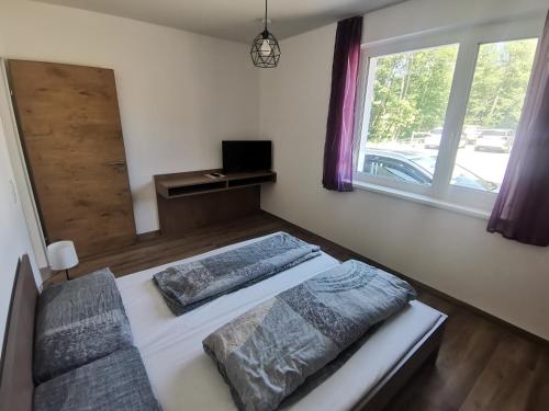 a bedroom with a bed and a window at Ferienwohnung Florine in Dietmanns