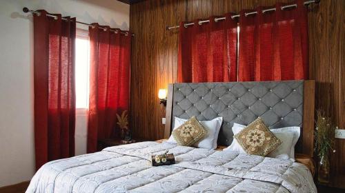 Postel nebo postele na pokoji v ubytování NamaStay Himalayas, KANATAL