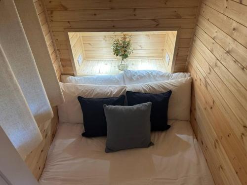 Una cama o camas en una habitación de Foundry Farm Arch