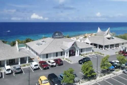 an aerial view of a building with cars parked in a parking lot at Dushi Apartment Near the Beach in Jan Thiel