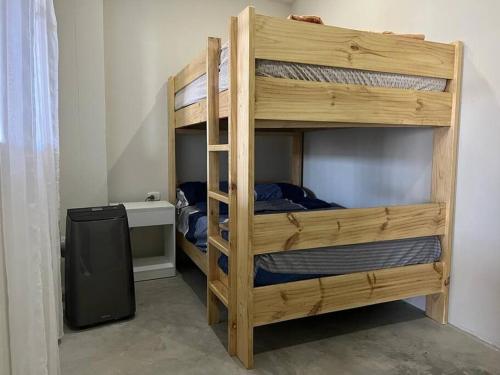 Katil dua tingkat atau katil-katil dua tingkat dalam bilik di Casa Apartment Playa Tortugas